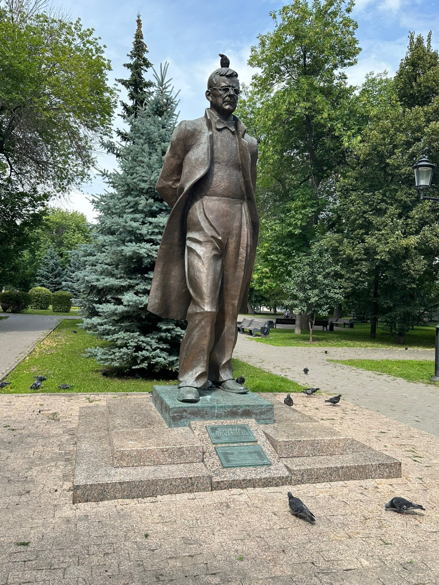 Самара — курортный городок, притаившийся на левом берегу Волги где-то в юго-восточной части России. Обсудим, где рассмотреть бывший Куйбышев с высоты птичьего полета, чем удивительна местная набережная и почему в советское время там с придыханием ждали Сталина.