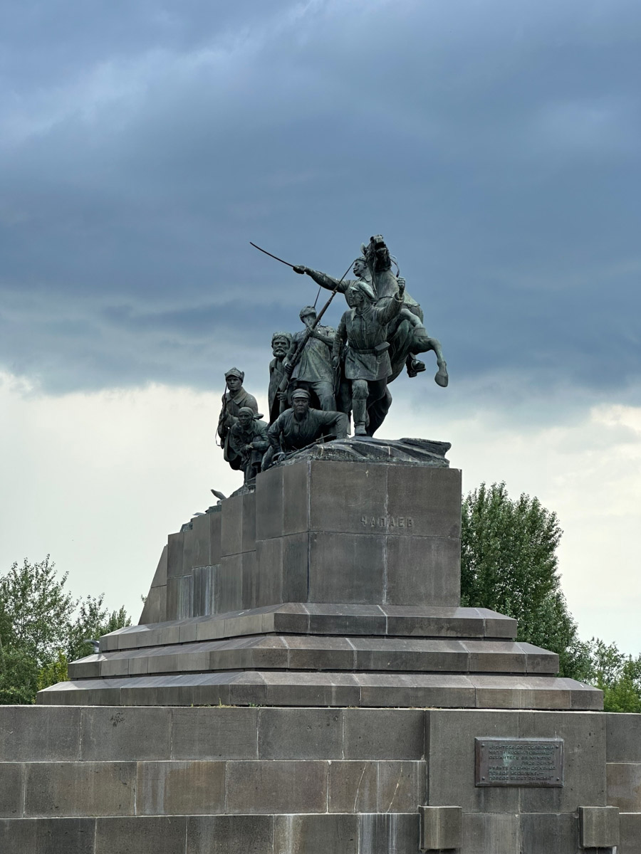 Самара — курортный городок, притаившийся на левом берегу Волги где-то в юго-восточной части России. Обсудим, где рассмотреть бывший Куйбышев с высоты птичьего полета, чем удивительна местная набережная и почему в советское время там с придыханием ждали Сталина.