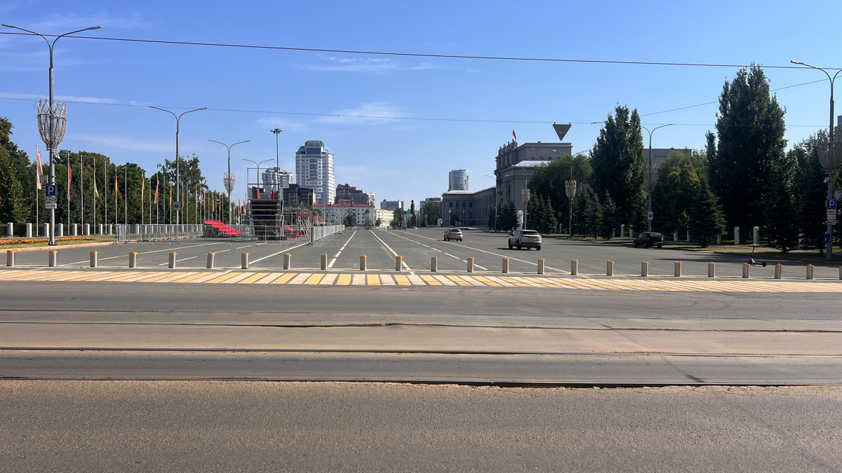 Самара — курортный городок, притаившийся на левом берегу Волги где-то в юго-восточной части России. Обсудим, где рассмотреть бывший Куйбышев с высоты птичьего полета, чем удивительна местная набережная и почему в советское время там с придыханием ждали Сталина.