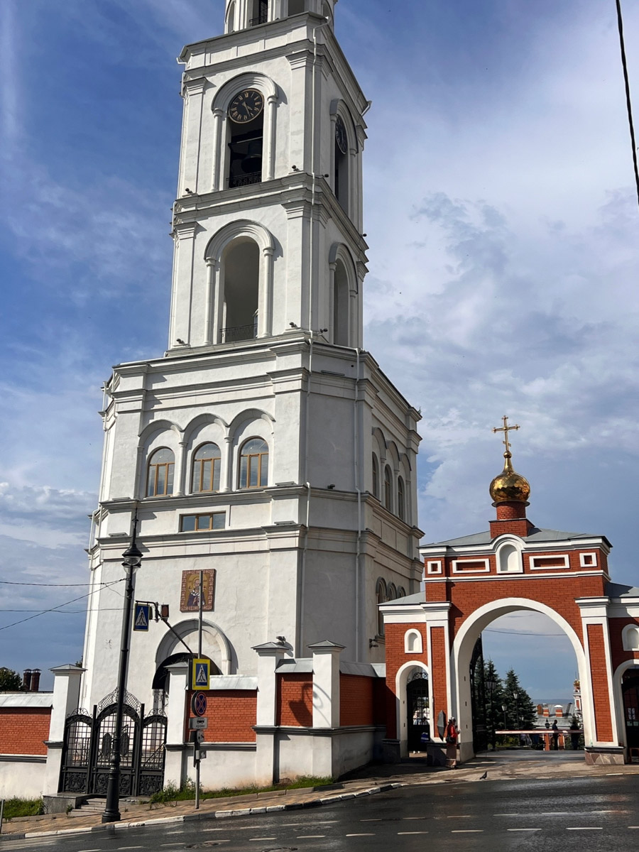 Самара — курортный городок, притаившийся на левом берегу Волги где-то в юго-восточной части России. Обсудим, где рассмотреть бывший Куйбышев с высоты птичьего полета, чем удивительна местная набережная и почему в советское время там с придыханием ждали Сталина.