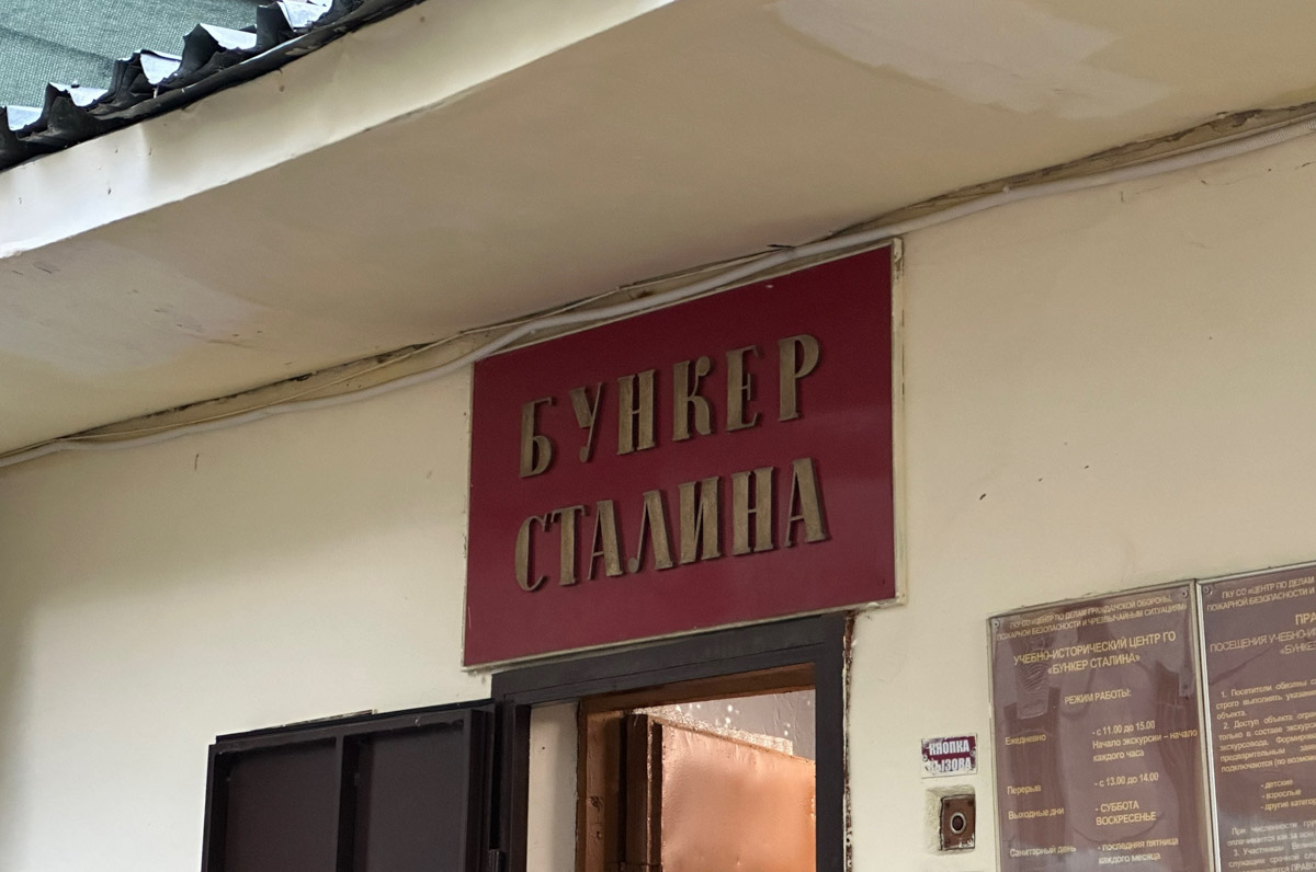 Самара — курортный городок, притаившийся на левом берегу Волги где-то в юго-восточной части России. Обсудим, где рассмотреть бывший Куйбышев с высоты птичьего полета, чем удивительна местная набережная и почему в советское время там с придыханием ждали Сталина.