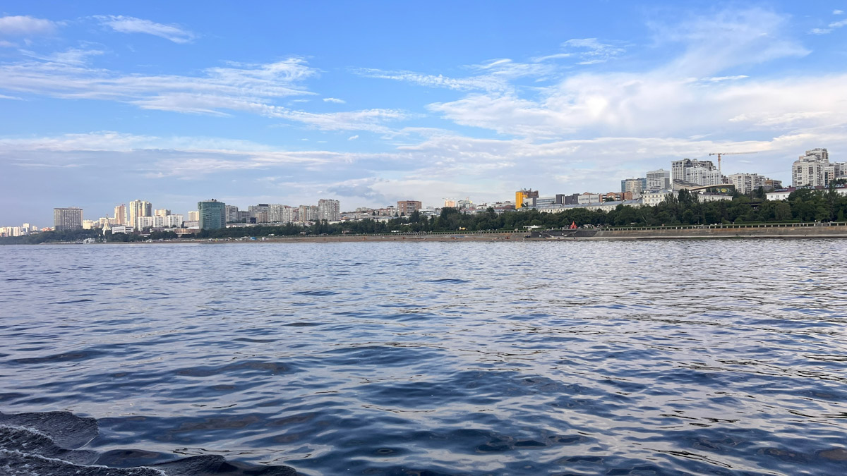 Самара — курортный городок, притаившийся на левом берегу Волги где-то в юго-восточной части России. Обсудим, где рассмотреть бывший Куйбышев с высоты птичьего полета, чем удивительна местная набережная и почему в советское время там с придыханием ждали Сталина.