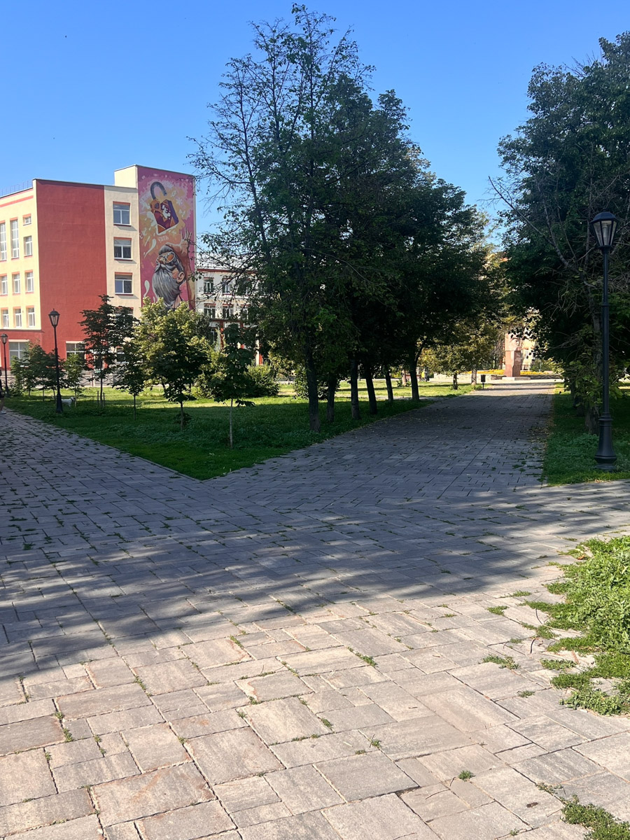 Самара — курортный городок, притаившийся на левом берегу Волги где-то в юго-восточной части России. Обсудим, где рассмотреть бывший Куйбышев с высоты птичьего полета, чем удивительна местная набережная и почему в советское время там с придыханием ждали Сталина.