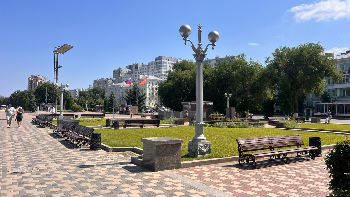 Самара — курортный городок, притаившийся на левом берегу Волги где-то в юго-восточной части России. Обсудим, где рассмотреть бывший Куйбышев с высоты птичьего полета, чем удивительна местная набережная и почему в советское время там с придыханием ждали Сталина.