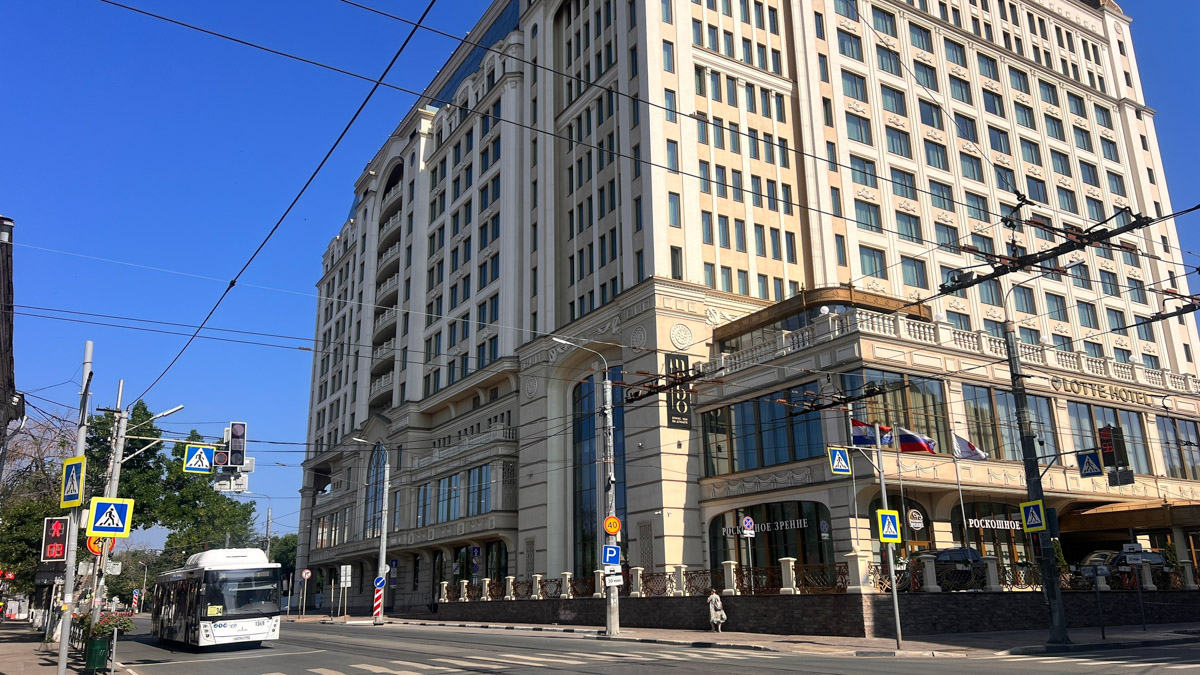 Самара — курортный городок, притаившийся на левом берегу Волги где-то в юго-восточной части России. Обсудим, где рассмотреть бывший Куйбышев с высоты птичьего полета, чем удивительна местная набережная и почему в советское время там с придыханием ждали Сталина.