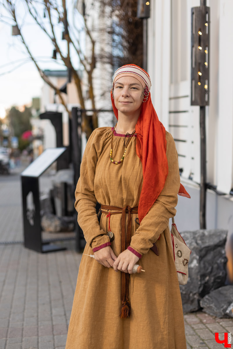 Марине Шалашовой не привыкать красоваться в народном. Она занимается реконструкцией более 10 лет. Однажды она увидела тег #хожувнародном и в очередной раз убедилась, что фольклор в моде! Девушка решила поддержать тренд и прогулялась по центральным улицам в костюмах из прошлого. Компанию ей составил «Ключ-Медиа», который только и успевал ловить удивленные взгляды.