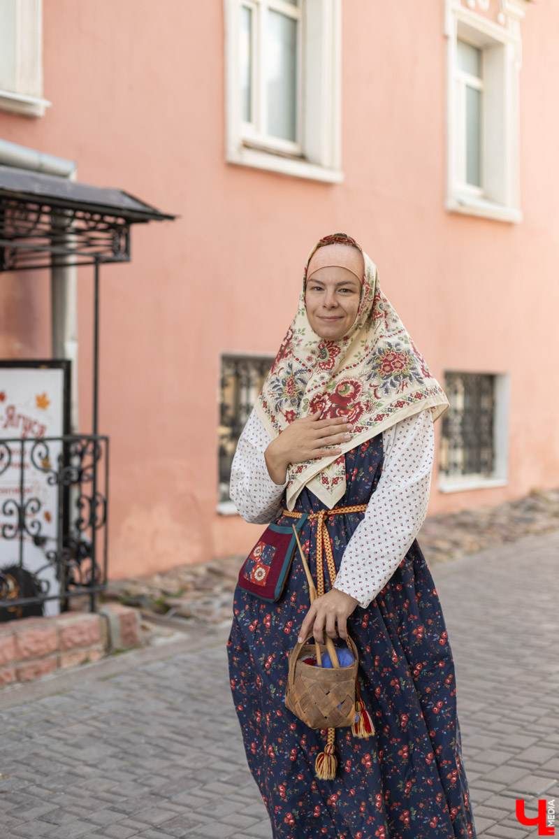 Марине Шалашовой не привыкать красоваться в народном. Она занимается реконструкцией более 10 лет. Однажды она увидела тег #хожувнародном и в очередной раз убедилась, что фольклор в моде! Девушка решила поддержать тренд и прогулялась по центральным улицам в костюмах из прошлого. Компанию ей составил «Ключ-Медиа», который только и успевал ловить удивленные взгляды.