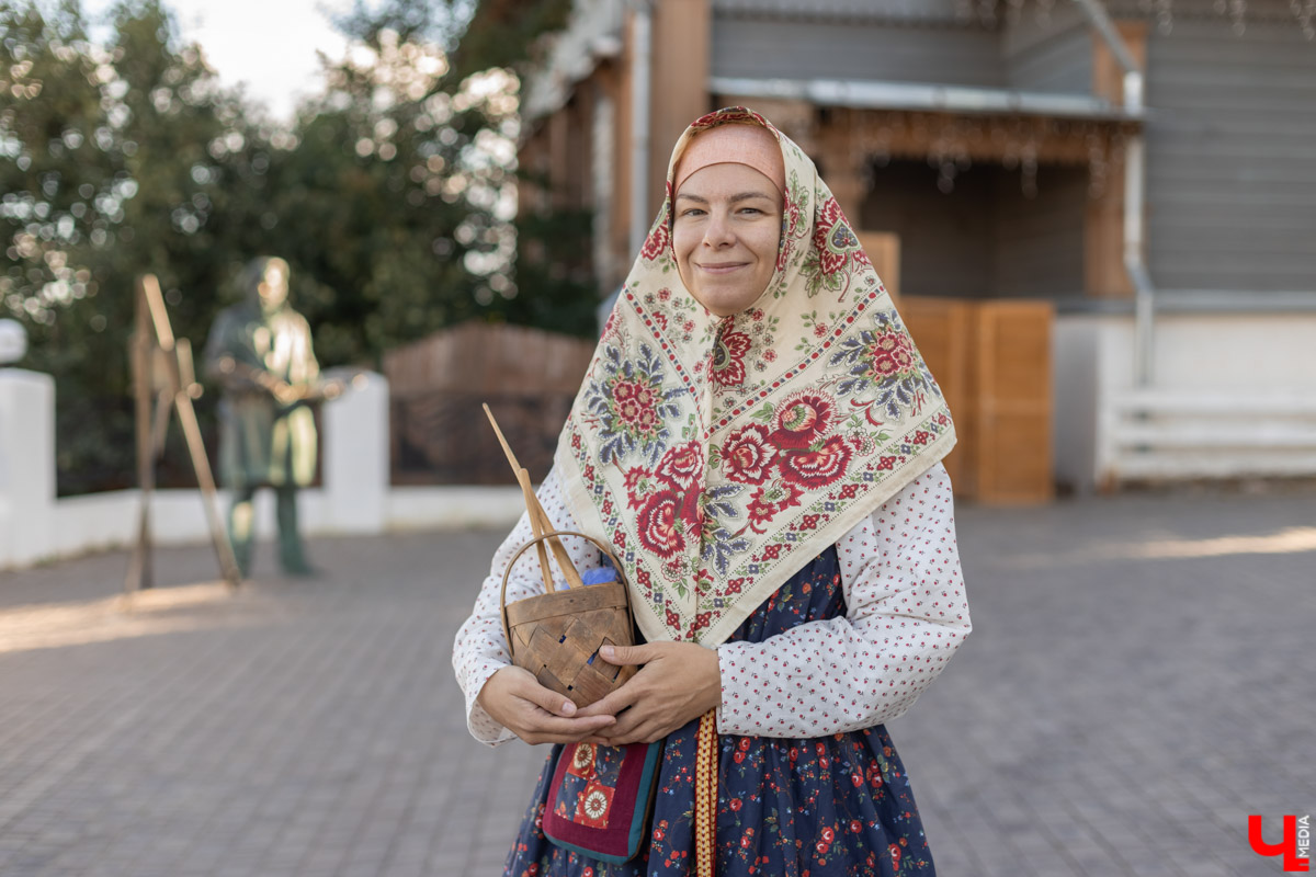 Марине Шалашовой не привыкать красоваться в народном. Она занимается реконструкцией более 10 лет. Однажды она увидела тег #хожувнародном и в очередной раз убедилась, что фольклор в моде! Девушка решила поддержать тренд и прогулялась по центральным улицам в костюмах из прошлого. Компанию ей составил «Ключ-Медиа», который только и успевал ловить удивленные взгляды.