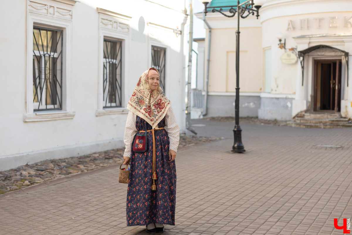 Марине Шалашовой не привыкать красоваться в народном. Она занимается реконструкцией более 10 лет. Однажды она увидела тег #хожувнародном и в очередной раз убедилась, что фольклор в моде! Девушка решила поддержать тренд и прогулялась по центральным улицам в костюмах из прошлого. Компанию ей составил «Ключ-Медиа», который только и успевал ловить удивленные взгляды.