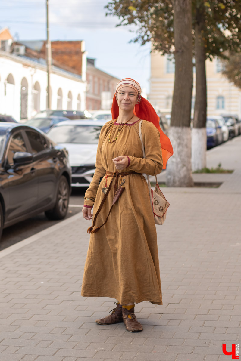 Марине Шалашовой не привыкать красоваться в народном. Она занимается реконструкцией более 10 лет. Однажды она увидела тег #хожувнародном и в очередной раз убедилась, что фольклор в моде! Девушка решила поддержать тренд и прогулялась по центральным улицам в костюмах из прошлого. Компанию ей составил «Ключ-Медиа», который только и успевал ловить удивленные взгляды.