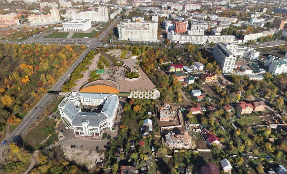 Летом 2021 года во Владимире открыли Патриотический сквер на пересечении Октябрьского проспекта и улицы Мира. Спустя пять лет там решено начать масштабные работы по благоустройству локации. К преображению решили подключить и местных жителей, которые определят, какой проект из четырех будет претворен в жизнь. «Ключ-Медиа» собрал мнения архитекторов и дизайнеров по поводу имеющихся предложений.