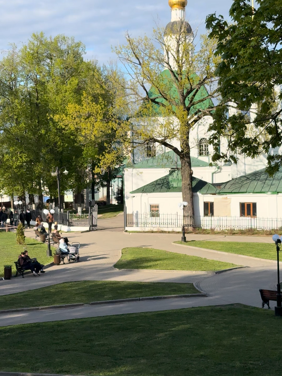 Наш город всячески старается повышать свою привлекательность. К примеру, подготовка к предстоящему юбилею Золотого кольца проводится в колоссальных масштабах. Но именно это и является камнем преткновения, о который споткнулись приезжие в 2026-м. Глобальный ремонт дорог и зданий явно смутил туристов. Каким запомнился гостям Владимир в этом году, выяснил «Ключ-Медиа».