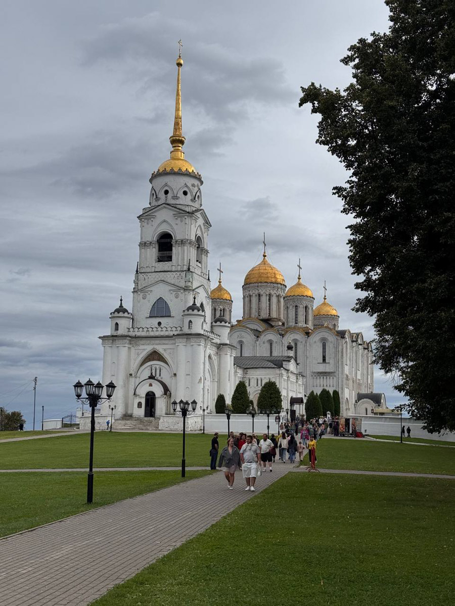 Наш город всячески старается повышать свою привлекательность. К примеру, подготовка к предстоящему юбилею Золотого кольца проводится в колоссальных масштабах. Но именно это и является камнем преткновения, о который споткнулись приезжие в 2026-м. Глобальный ремонт дорог и зданий явно смутил туристов. Каким запомнился гостям Владимир в этом году, выяснил «Ключ-Медиа».