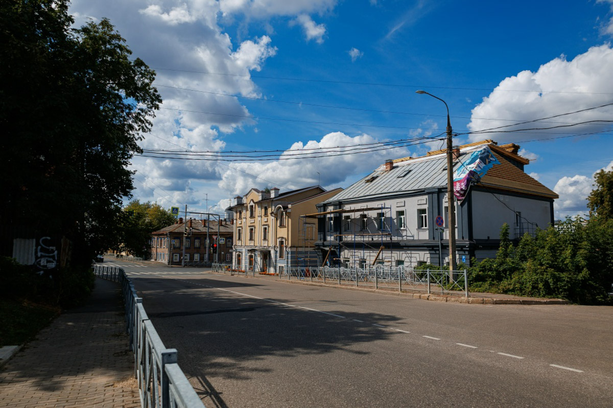 Наш город всячески старается повышать свою привлекательность. К примеру, подготовка к предстоящему юбилею Золотого кольца проводится в колоссальных масштабах. Но именно это и является камнем преткновения, о который споткнулись приезжие в 2026-м. Глобальный ремонт дорог и зданий явно смутил туристов. Каким запомнился гостям Владимир в этом году, выяснил «Ключ-Медиа».