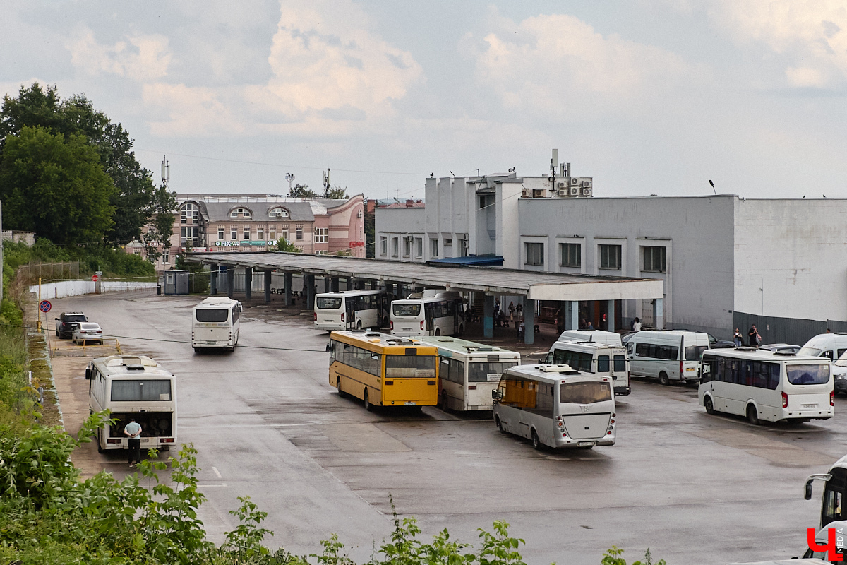 Разрушающийся фасад и перерытая от и до парковка. Владимирские вокзалы и площадь между ними продолжают испытывать на прочность нервы жителей и гостей столицы 33-го региона. Место, которое должно служить воротами в город, встречает приезжих лишь хаосом, пылью и многочисленными неудобствами. Масла в огонь подливают и неудачные поиски подрядчиков для долгожданной реновации автовокзала, которую было решено перенести на следующий год.