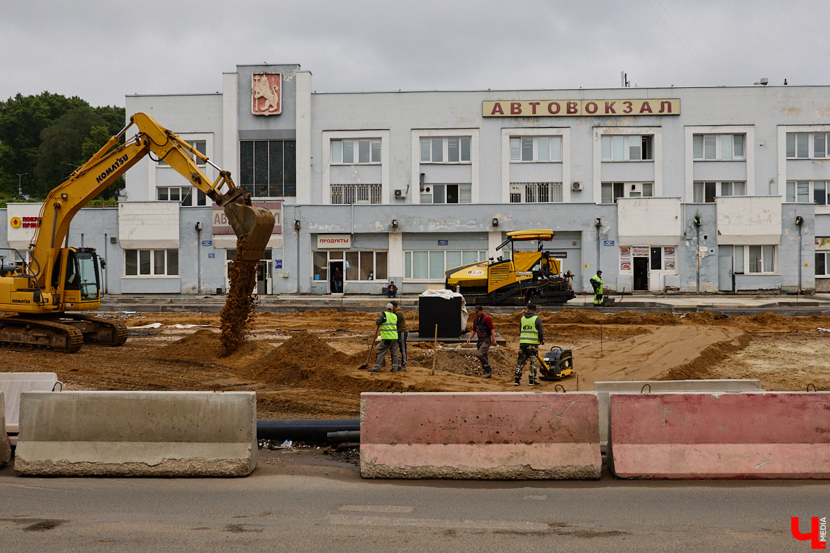 Разрушающийся фасад и перерытая от и до парковка. Владимирские вокзалы и площадь между ними продолжают испытывать на прочность нервы жителей и гостей столицы 33-го региона. Место, которое должно служить воротами в город, встречает приезжих лишь хаосом, пылью и многочисленными неудобствами. Масла в огонь подливают и неудачные поиски подрядчиков для долгожданной реновации автовокзала, которую было решено перенести на следующий год.