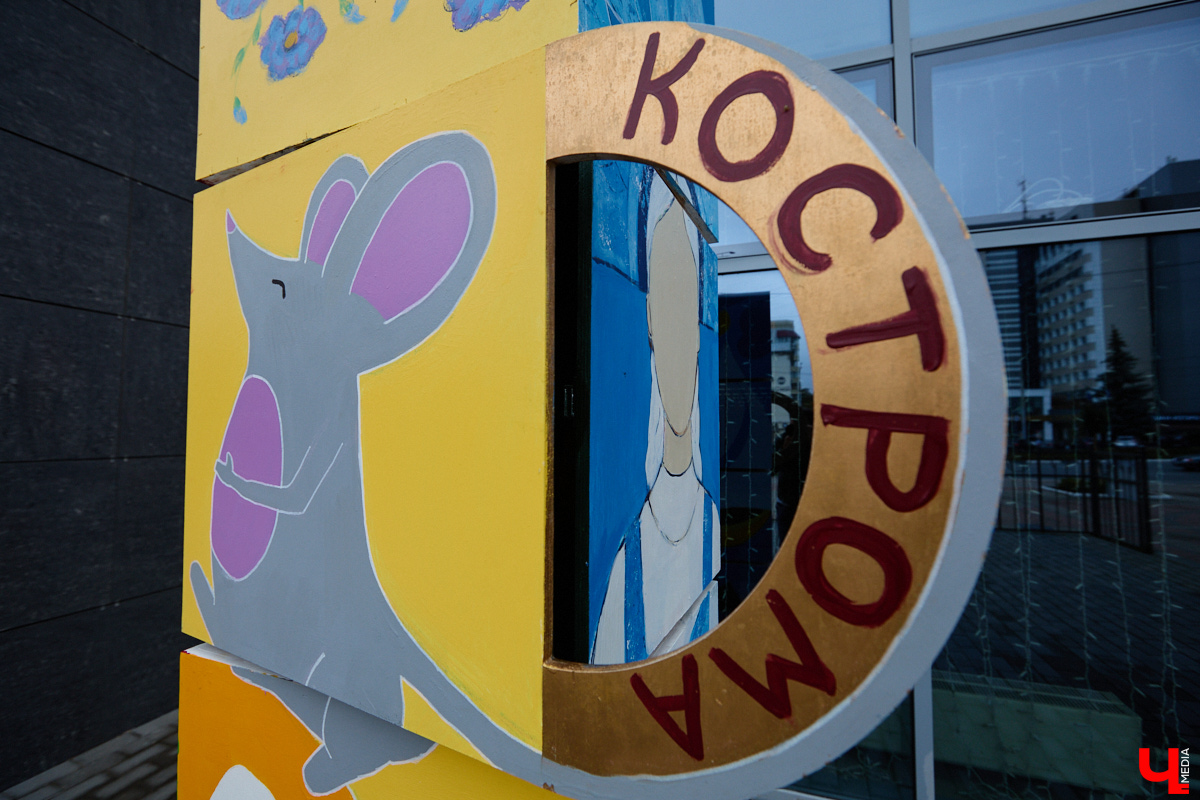 Иногда за искусством не нужно далеко ходить, достаточно прогуляться по городу. За последнее время на улицах Владимира появилось несколько примечательных арт-проектов, достойных внимания. Некоторые из этих работ легко пропустить, если не знать, куда смотреть. Другие, наоборот, бросаются в глаза, но не сразу можно понять, что перед тобой. Рассказываем, где искать в городе свежие творения.