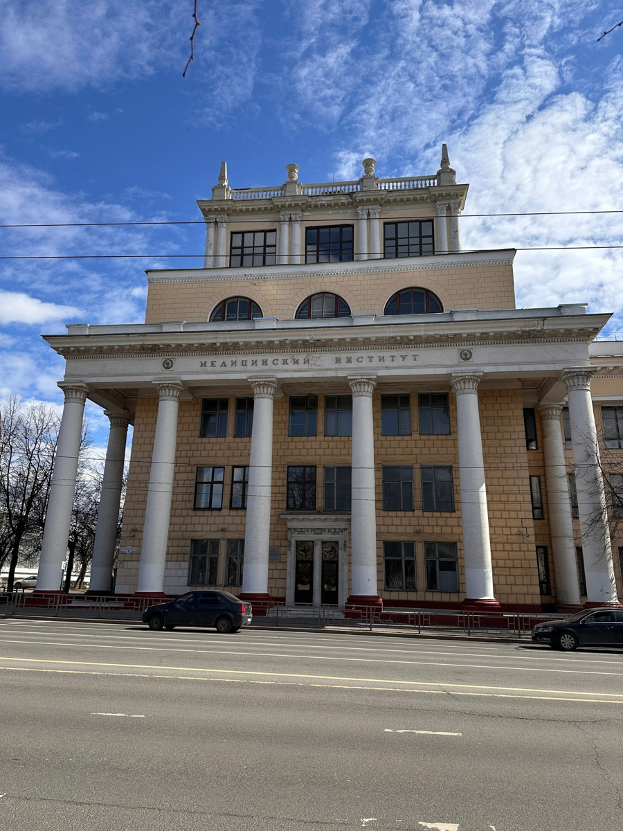 Вы удивитесь, но в Иванове можно не только закупиться постельным бельем или найти невесту. По нашему опыту, там следует долго гулять, увлеченно рассматривая интересные здания и читая старые коммунистические лозунги. Ведь эта соседняя областная столица буквально пропитана духом советского конструктивизма и авангарда!
