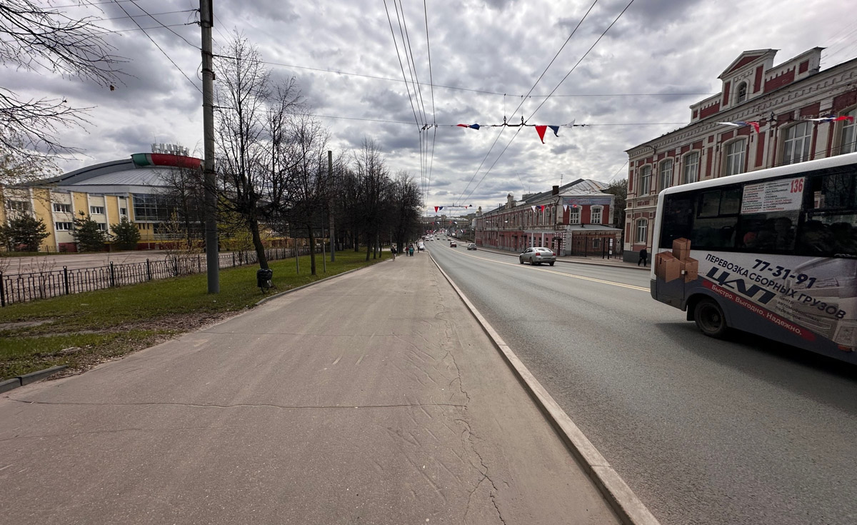Вы удивитесь, но в Иванове можно не только закупиться постельным бельем или найти невесту. По нашему опыту, там следует долго гулять, увлеченно рассматривая интересные здания и читая старые коммунистические лозунги. Ведь эта соседняя областная столица буквально пропитана духом советского конструктивизма и авангарда!