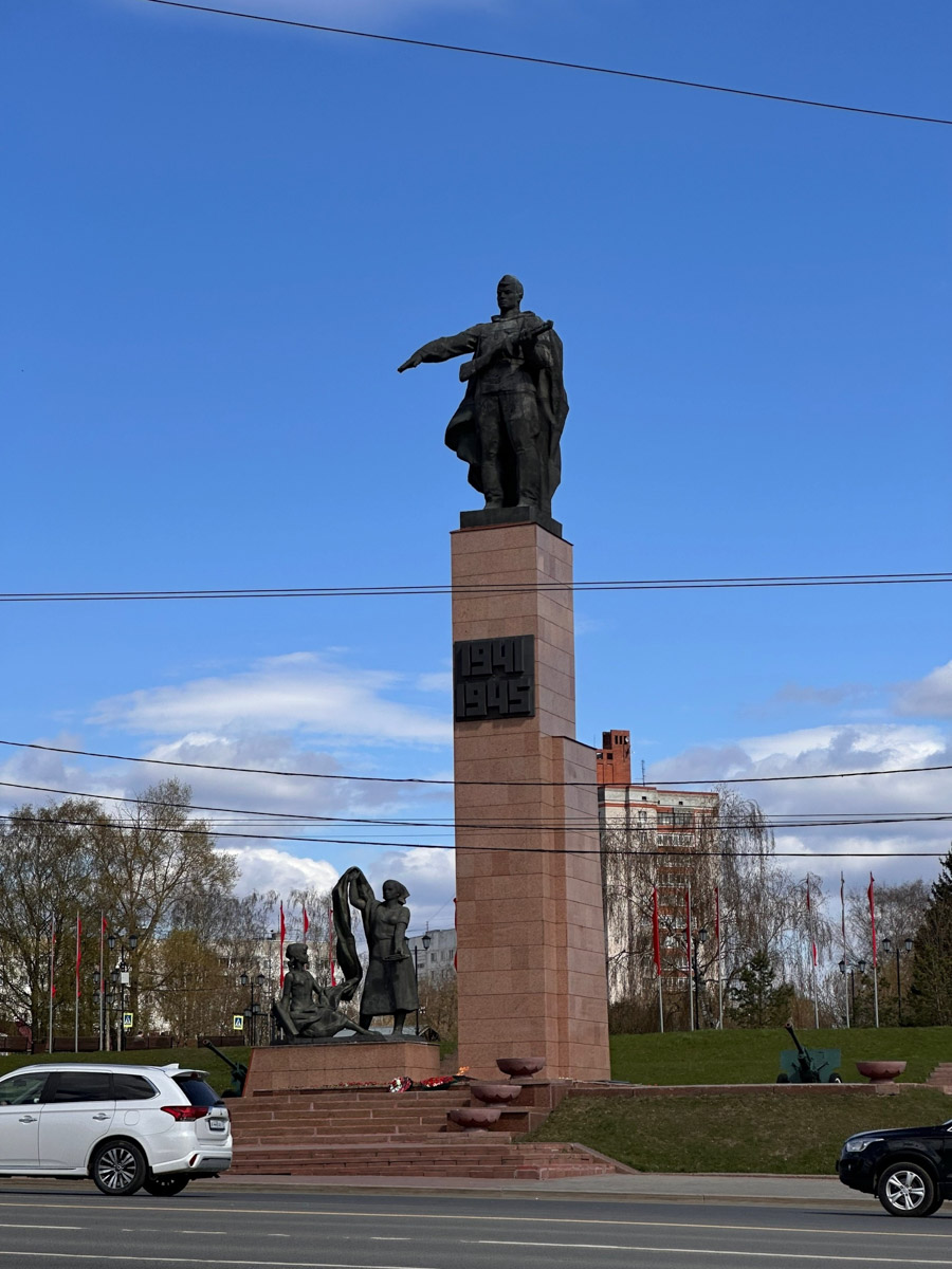 Вы удивитесь, но в Иванове можно не только закупиться постельным бельем или найти невесту. По нашему опыту, там следует долго гулять, увлеченно рассматривая интересные здания и читая старые коммунистические лозунги. Ведь эта соседняя областная столица буквально пропитана духом советского конструктивизма и авангарда!