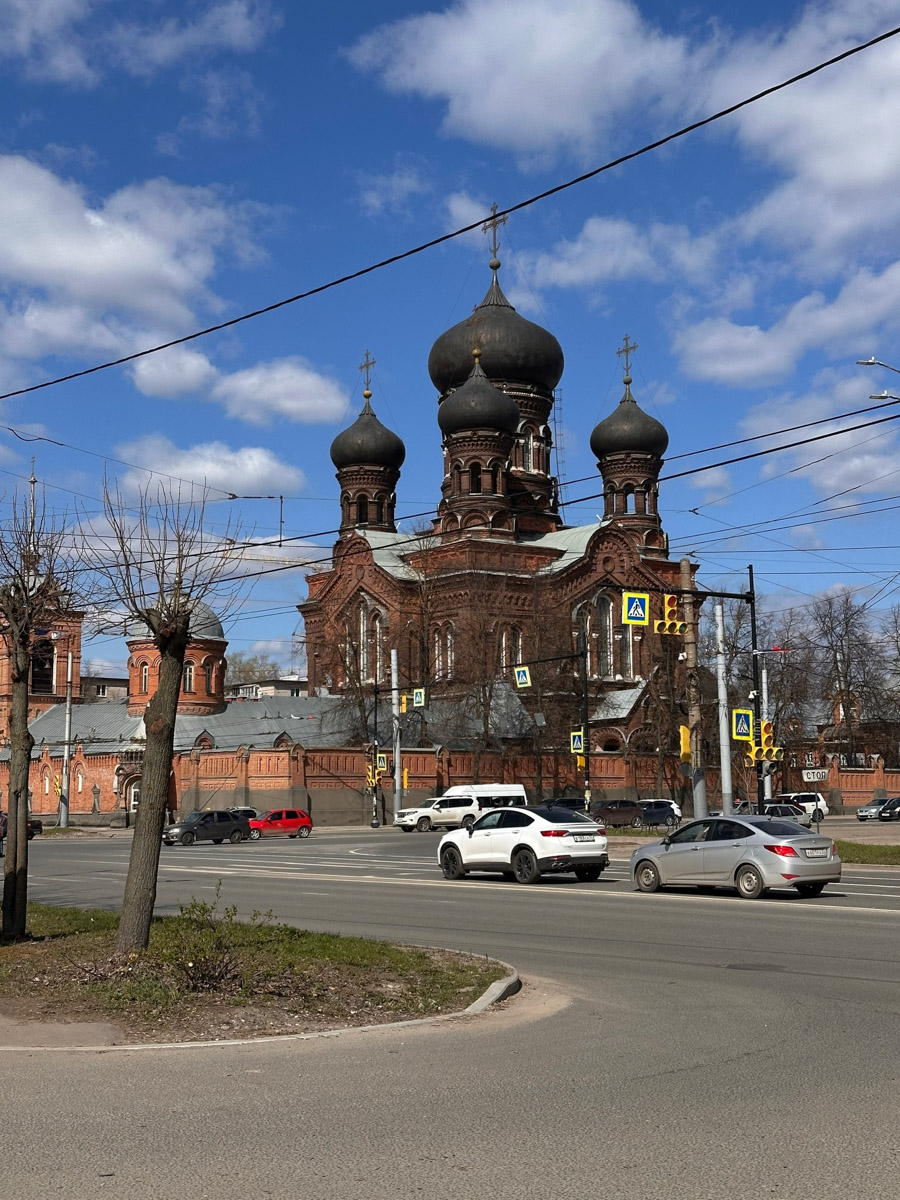 Вы удивитесь, но в Иванове можно не только закупиться постельным бельем или найти невесту. По нашему опыту, там следует долго гулять, увлеченно рассматривая интересные здания и читая старые коммунистические лозунги. Ведь эта соседняя областная столица буквально пропитана духом советского конструктивизма и авангарда!