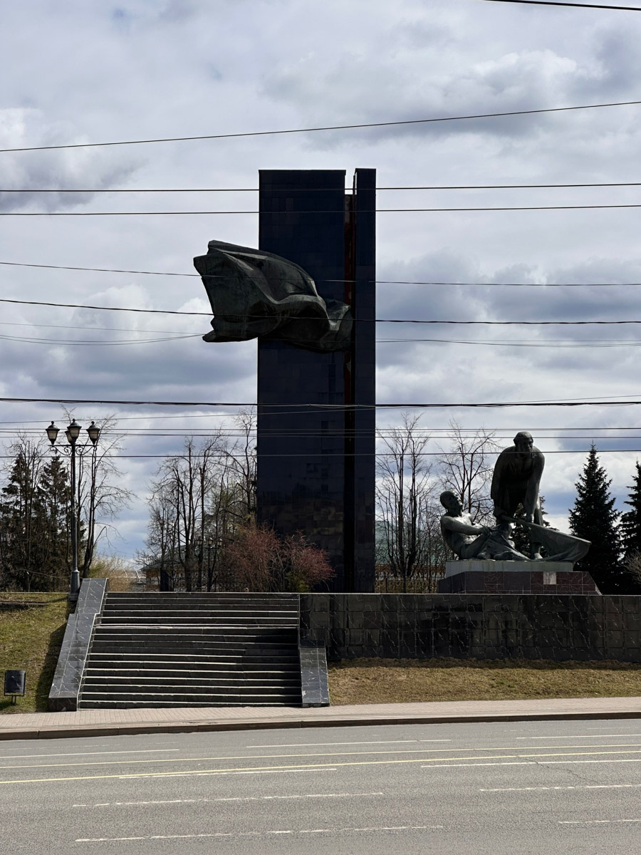 Вы удивитесь, но в Иванове можно не только закупиться постельным бельем или найти невесту. По нашему опыту, там следует долго гулять, увлеченно рассматривая интересные здания и читая старые коммунистические лозунги. Ведь эта соседняя областная столица буквально пропитана духом советского конструктивизма и авангарда!