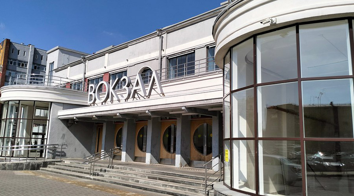 Вы удивитесь, но в Иванове можно не только закупиться постельным бельем или найти невесту. По нашему опыту, там следует долго гулять, увлеченно рассматривая интересные здания и читая старые коммунистические лозунги. Ведь эта соседняя областная столица буквально пропитана духом советского конструктивизма и авангарда!