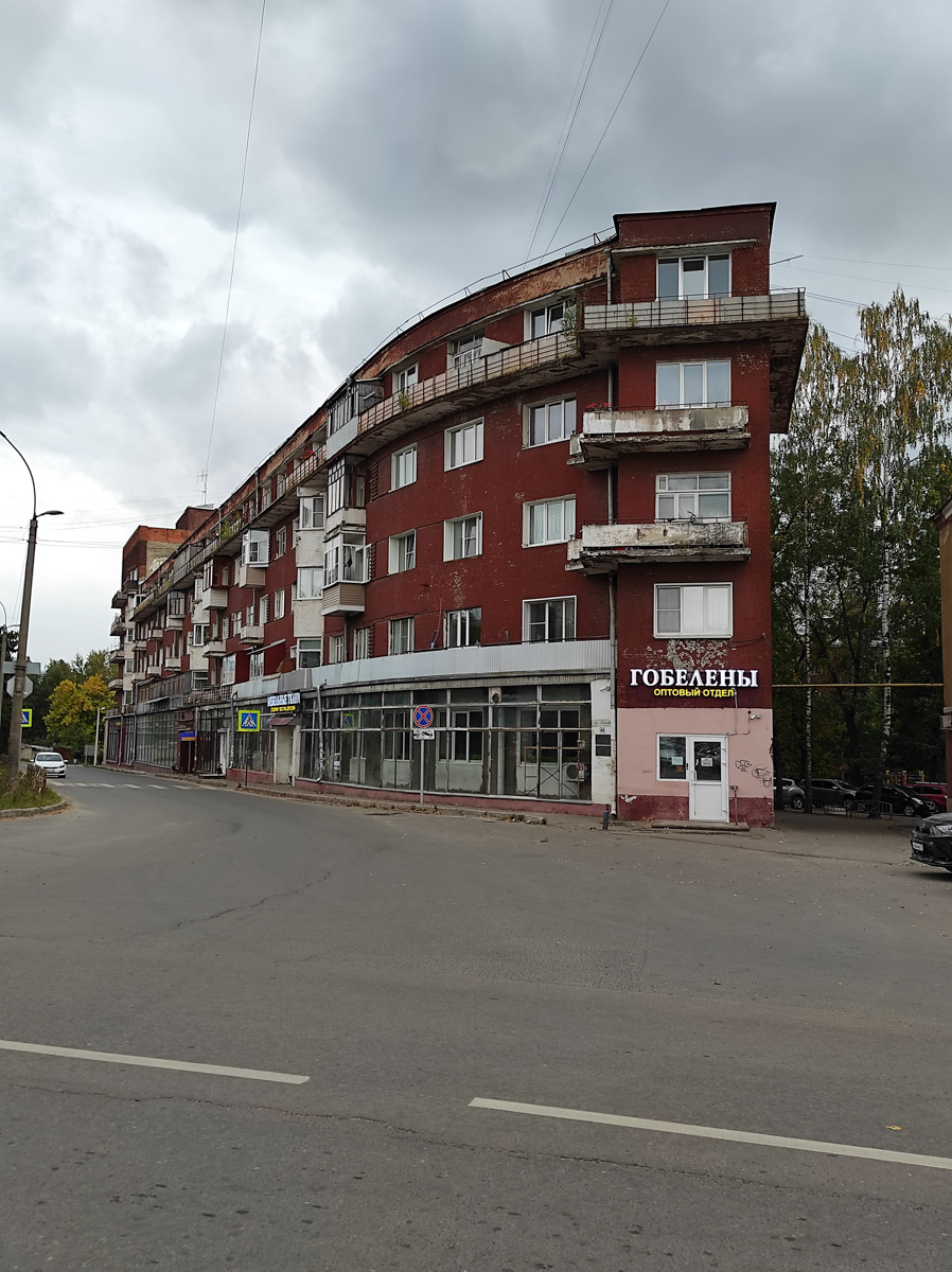 Вы удивитесь, но в Иванове можно не только закупиться постельным бельем или найти невесту. По нашему опыту, там следует долго гулять, увлеченно рассматривая интересные здания и читая старые коммунистические лозунги. Ведь эта соседняя областная столица буквально пропитана духом советского конструктивизма и авангарда!