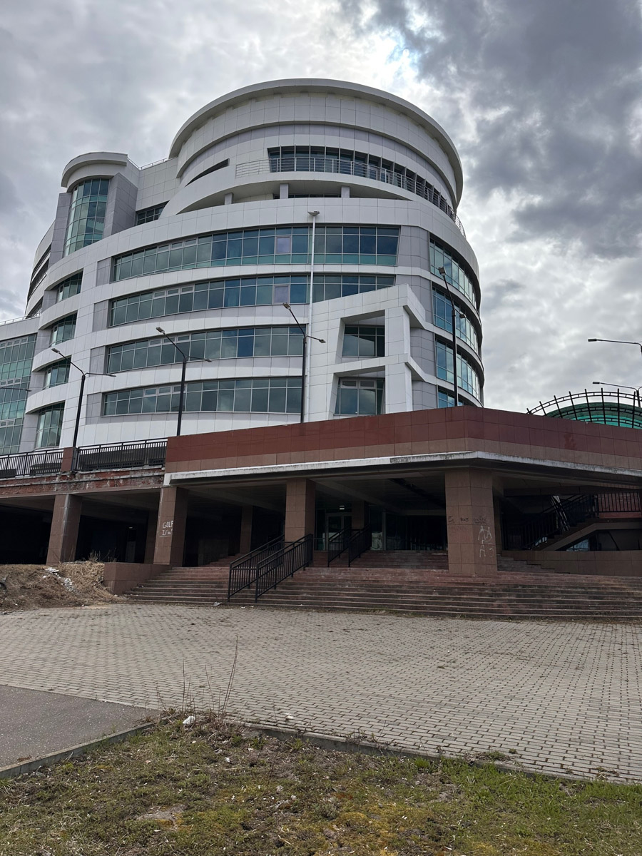 Вы удивитесь, но в Иванове можно не только закупиться постельным бельем или найти невесту. По нашему опыту, там следует долго гулять, увлеченно рассматривая интересные здания и читая старые коммунистические лозунги. Ведь эта соседняя областная столица буквально пропитана духом советского конструктивизма и авангарда!