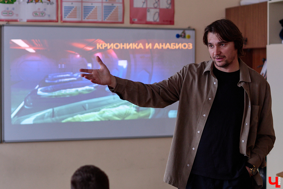 Считается, что учитель — профессия по большей части женская. По крайней мере, имеется такой стереотип. Однако в педагогическом сообществе нет-нет да и встречаются редкие экземпляры — мужчины. Сегодня речь пойдет о двух таких героях, которые не носят плащей, зато выполняют куда более важную миссию!