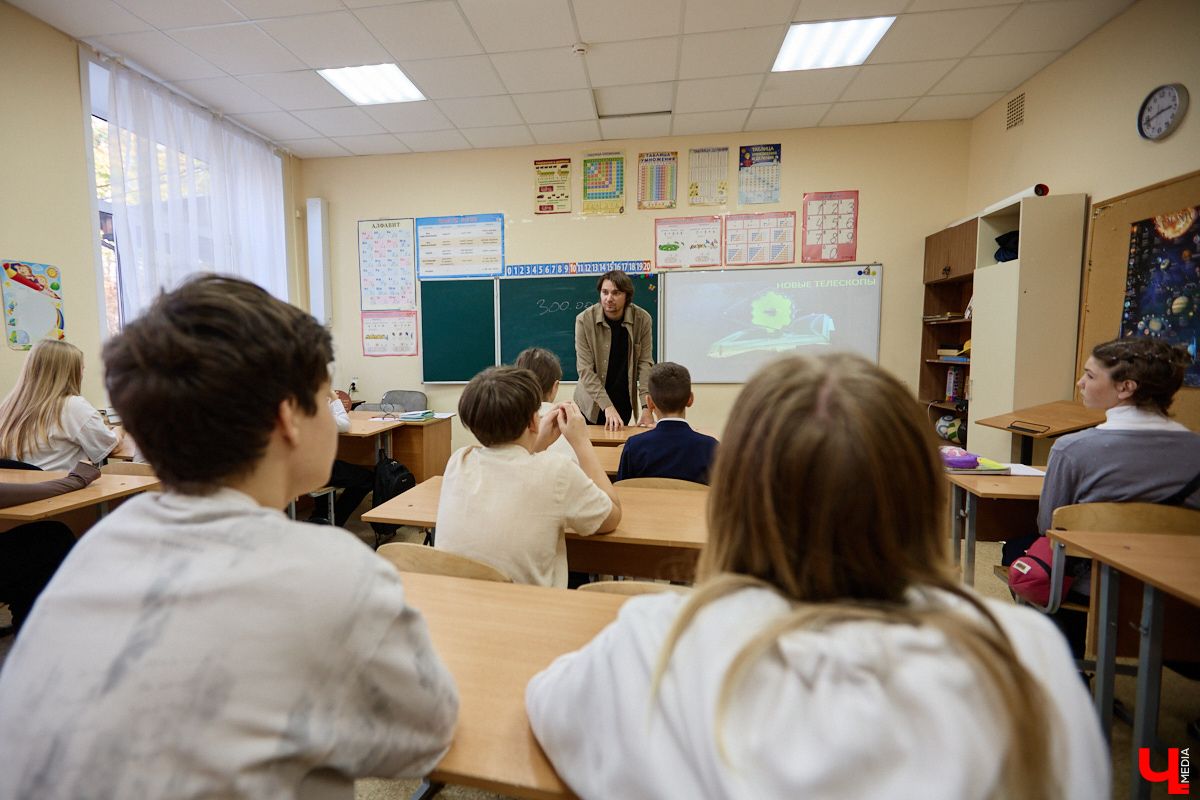 Считается, что учитель — профессия по большей части женская. По крайней мере, имеется такой стереотип. Однако в педагогическом сообществе нет-нет да и встречаются редкие экземпляры — мужчины. Сегодня речь пойдет о двух таких героях, которые не носят плащей, зато выполняют куда более важную миссию!