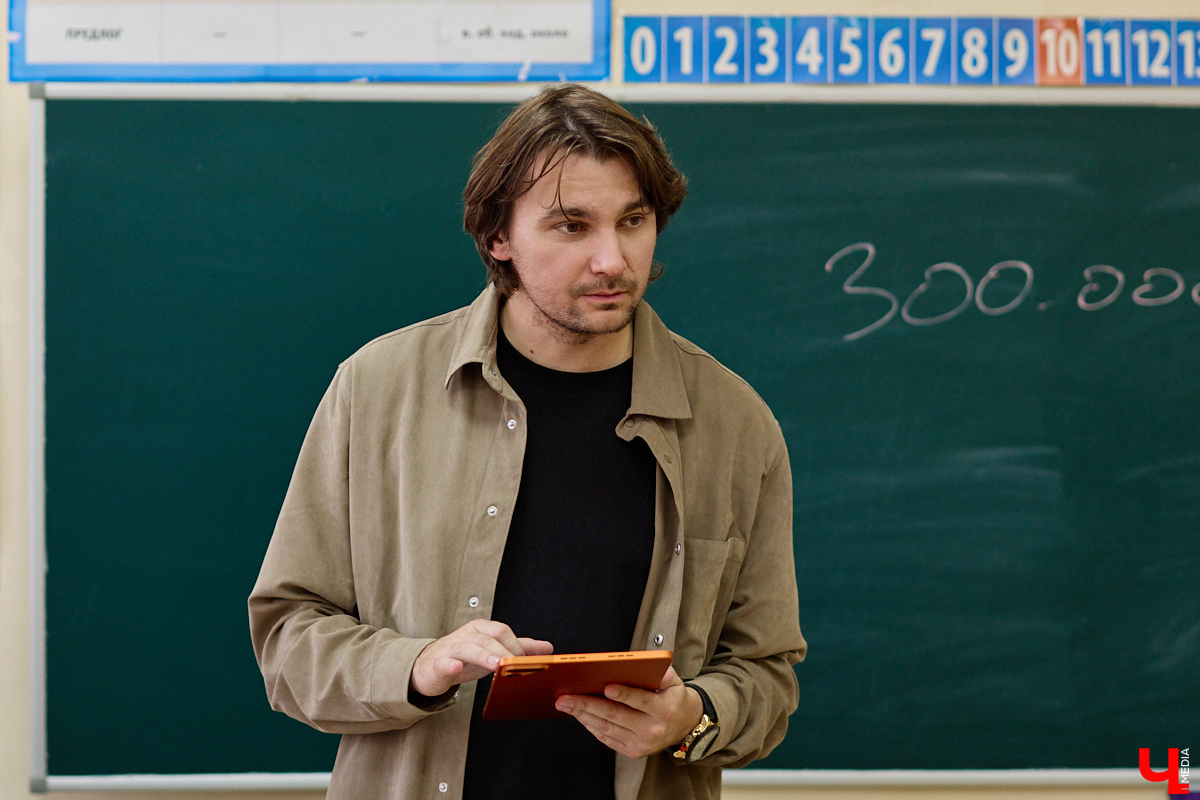 Считается, что учитель — профессия по большей части женская. По крайней мере, имеется такой стереотип. Однако в педагогическом сообществе нет-нет да и встречаются редкие экземпляры — мужчины. Сегодня речь пойдет о двух таких героях, которые не носят плащей, зато выполняют куда более важную миссию!