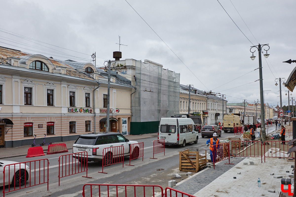 Золотые ворота от сетки практически освободили, школу № 1 тоже. Владимирцам осталось дождаться преображения кинотеатра «Художественный». Как будет выглядеть здание на финише, можно лишь представлять. Дизайнер Анастасия Прохорова решила пойти дальше: она визуализировала интерьер культурного объекта, разработала айдентику и даже подумала над фирменными сувенирами.