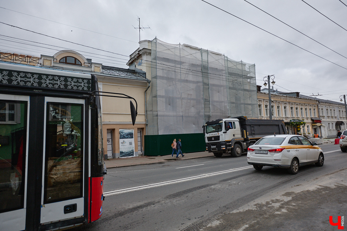 Золотые ворота от сетки практически освободили, школу № 1 тоже. Владимирцам осталось дождаться преображения кинотеатра «Художественный». Как будет выглядеть здание на финише, можно лишь представлять. Дизайнер Анастасия Прохорова решила пойти дальше: она визуализировала интерьер культурного объекта, разработала айдентику и даже подумала над фирменными сувенирами.