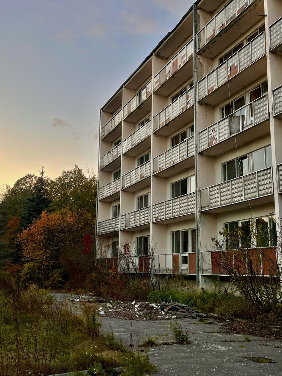 Однотипные кадры в городских парках, усыпанных желто-красными листьями, уже надоели? Самое время устроить творческую съемку за их пределами. Куда отправиться, подскажет Денис Морозов. В своем блоге он делится координатами самых интересных и вайбовых локаций.