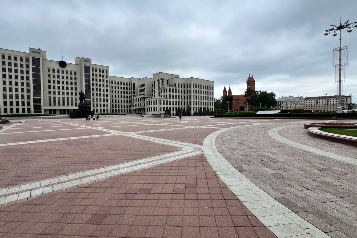 Из Москвы в Минск за три часа? Легко! Скоро Россия и Беларусь построят новую высокоскоростную магистраль, а пока дорога в соседнее государство занимает чуть больше, чем одна ночь. Впрочем, нам это никак не мешает гонять туда на выходные вот уже два года подряд. Ловите честный отзыв о местных ценах, повсеместной чистоте, грандиозных проспектах, галерее под открытым небом на Октябрьской улице и пронзительной атмосфере мемориала «Хатынь».