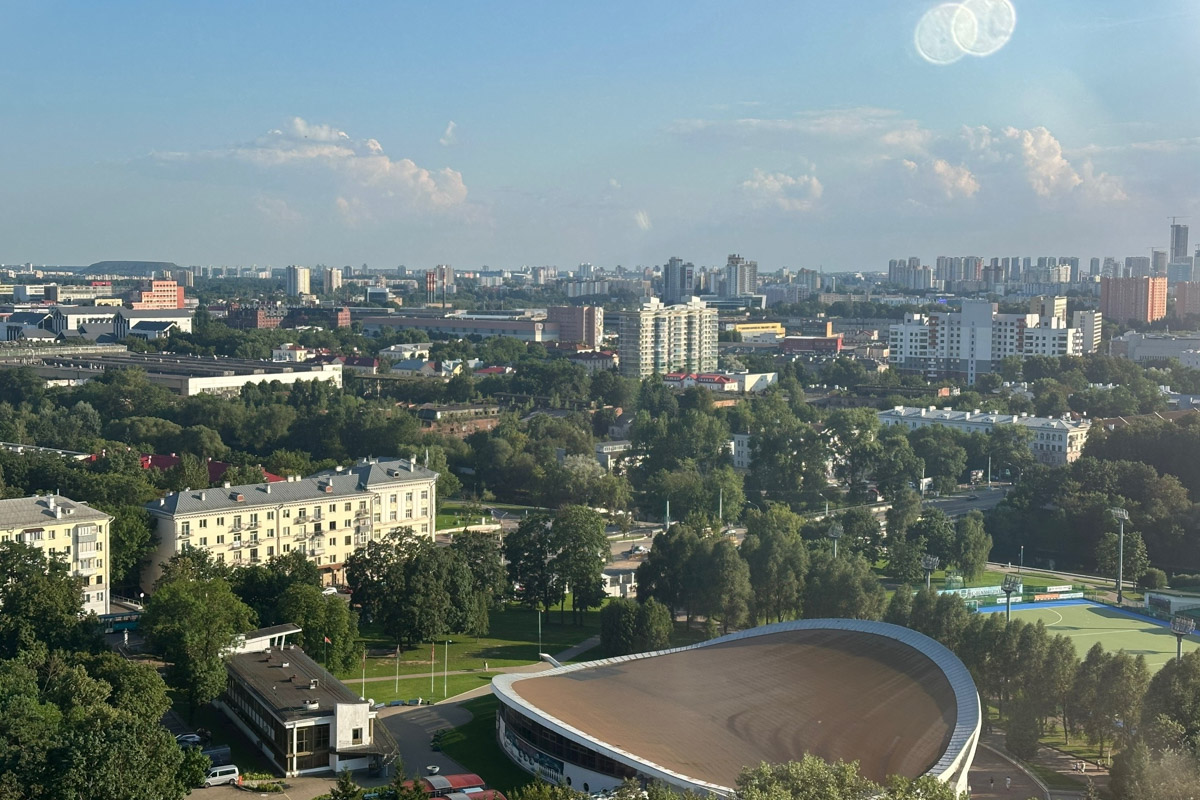 Из Москвы в Минск за три часа? Легко! Скоро Россия и Беларусь построят новую высокоскоростную магистраль, а пока дорога в соседнее государство занимает чуть больше, чем одна ночь. Впрочем, нам это никак не мешает гонять туда на выходные вот уже два года подряд. Ловите честный отзыв о местных ценах, повсеместной чистоте, грандиозных проспектах, галерее под открытым небом на Октябрьской улице и пронзительной атмосфере мемориала «Хатынь».