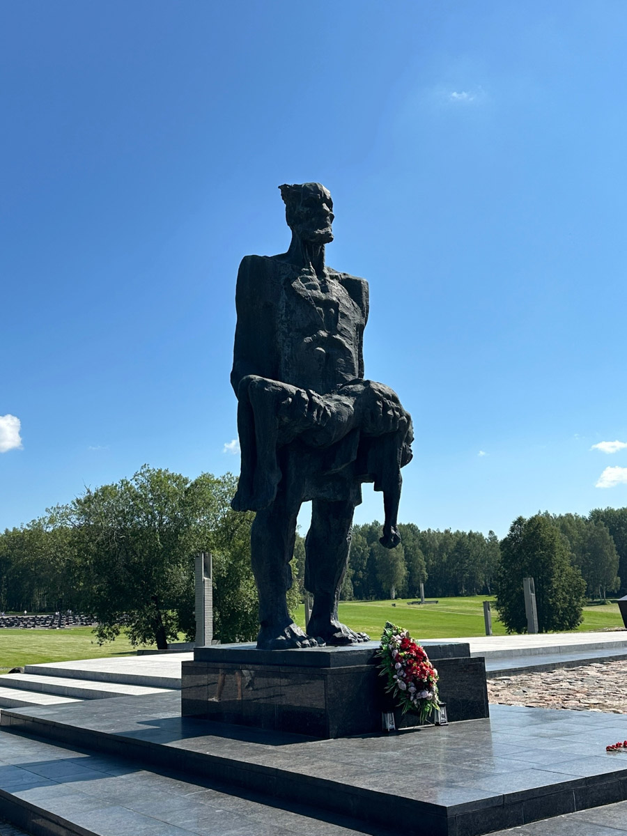 Из Москвы в Минск за три часа? Легко! Скоро Россия и Беларусь построят новую высокоскоростную магистраль, а пока дорога в соседнее государство занимает чуть больше, чем одна ночь. Впрочем, нам это никак не мешает гонять туда на выходные вот уже два года подряд. Ловите честный отзыв о местных ценах, повсеместной чистоте, грандиозных проспектах, галерее под открытым небом на Октябрьской улице и пронзительной атмосфере мемориала «Хатынь».