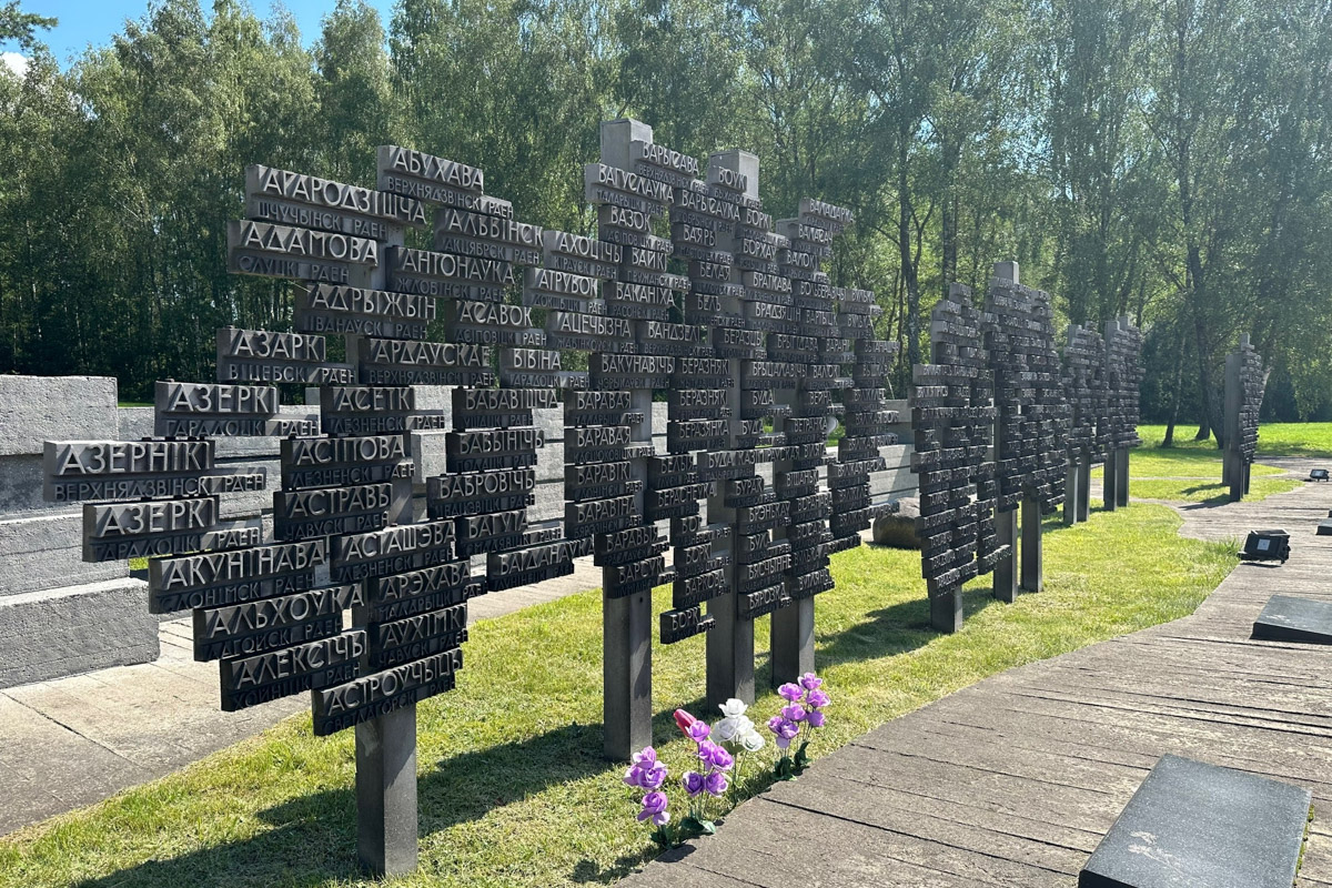 Из Москвы в Минск за три часа? Легко! Скоро Россия и Беларусь построят новую высокоскоростную магистраль, а пока дорога в соседнее государство занимает чуть больше, чем одна ночь. Впрочем, нам это никак не мешает гонять туда на выходные вот уже два года подряд. Ловите честный отзыв о местных ценах, повсеместной чистоте, грандиозных проспектах, галерее под открытым небом на Октябрьской улице и пронзительной атмосфере мемориала «Хатынь».