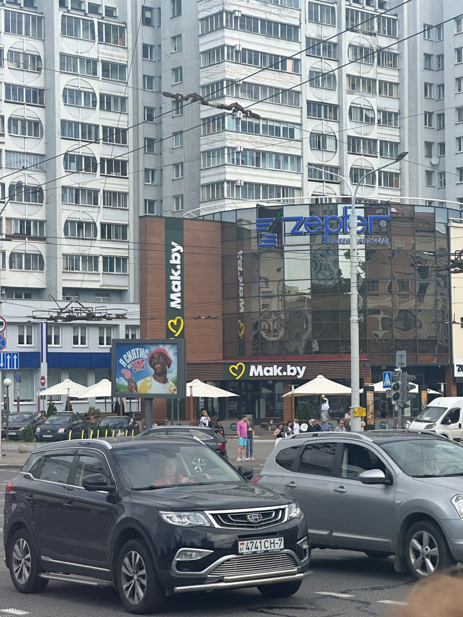 Из Москвы в Минск за три часа? Легко! Скоро Россия и Беларусь построят новую высокоскоростную магистраль, а пока дорога в соседнее государство занимает чуть больше, чем одна ночь. Впрочем, нам это никак не мешает гонять туда на выходные вот уже два года подряд. Ловите честный отзыв о местных ценах, повсеместной чистоте, грандиозных проспектах, галерее под открытым небом на Октябрьской улице и пронзительной атмосфере мемориала «Хатынь».