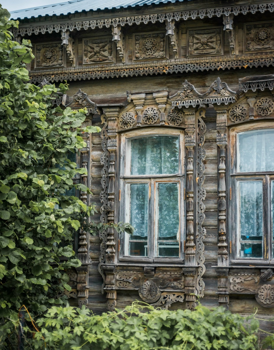 Юлия Белова обменяла шумную Москву на спокойный Суздаль несколько лет назад. Впрочем, на месте девушка не сидит. Она активно путешествует и собирает в фотокопилочку удивительные строения по всей России. Особенно ее трогают резные терема с историей, готовые вот-вот утратить красоту навсегда. Щелкая затвором, фотограф помогает сохранить ее хотя бы на кадрах.