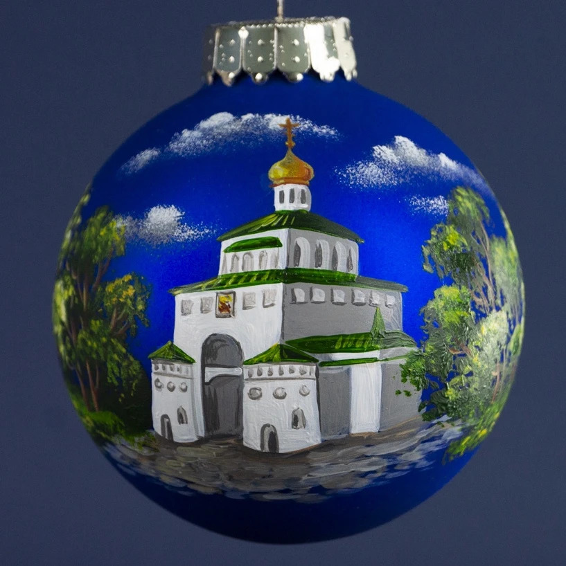 Стеклодувы из поселка Иванищи Гусь-Хрустального района выпустили специальную коллекцию новогодних шаров с достопримечательностями Суздаля и Владимира. На ёлочных украшениях изображены Золотые ворота, Богородице-Рождественский собор и храм Покрова на Нерли, причем в разное время года.
