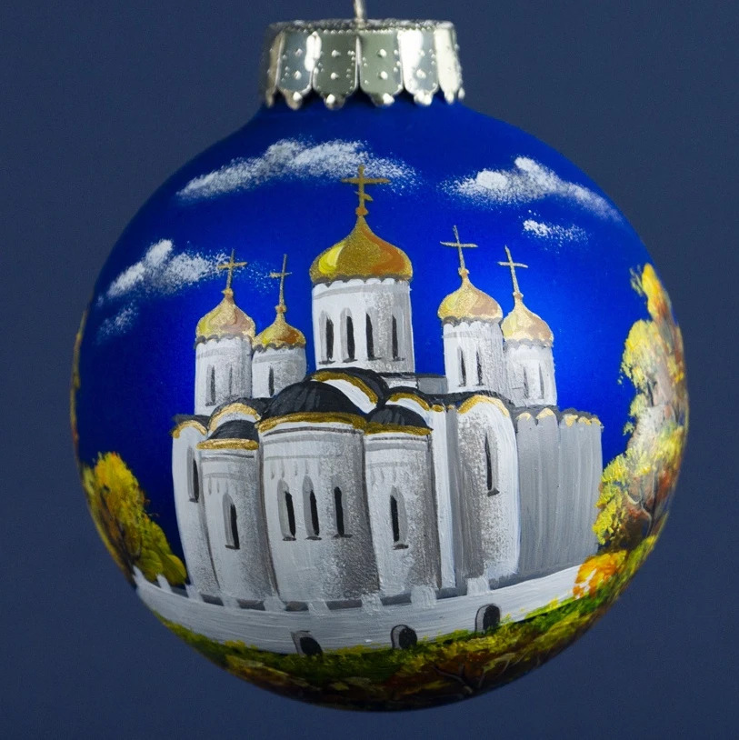 Стеклодувы из поселка Иванищи Гусь-Хрустального района выпустили специальную коллекцию новогодних шаров с достопримечательностями Суздаля и Владимира. На ёлочных украшениях изображены Золотые ворота, Богородице-Рождественский собор и храм Покрова на Нерли, причем в разное время года.