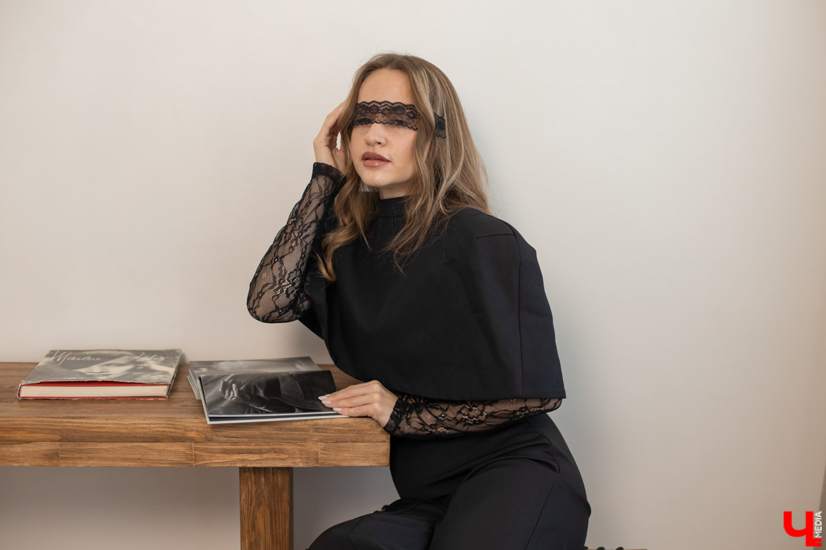 После нескольких лет, проведенных под эгидой тренда clean girl, девушки, как видно, соскучились по ярким эмоциям. Именно поэтому, по мнению стилиста Веры Поповиченко, в 2026-м в моде снова драма, сентиментальность и одежда, вызывающая неподдельные эмоции. И кружевные повязки на глаза, пожалуй, самый горячий хит сезона.