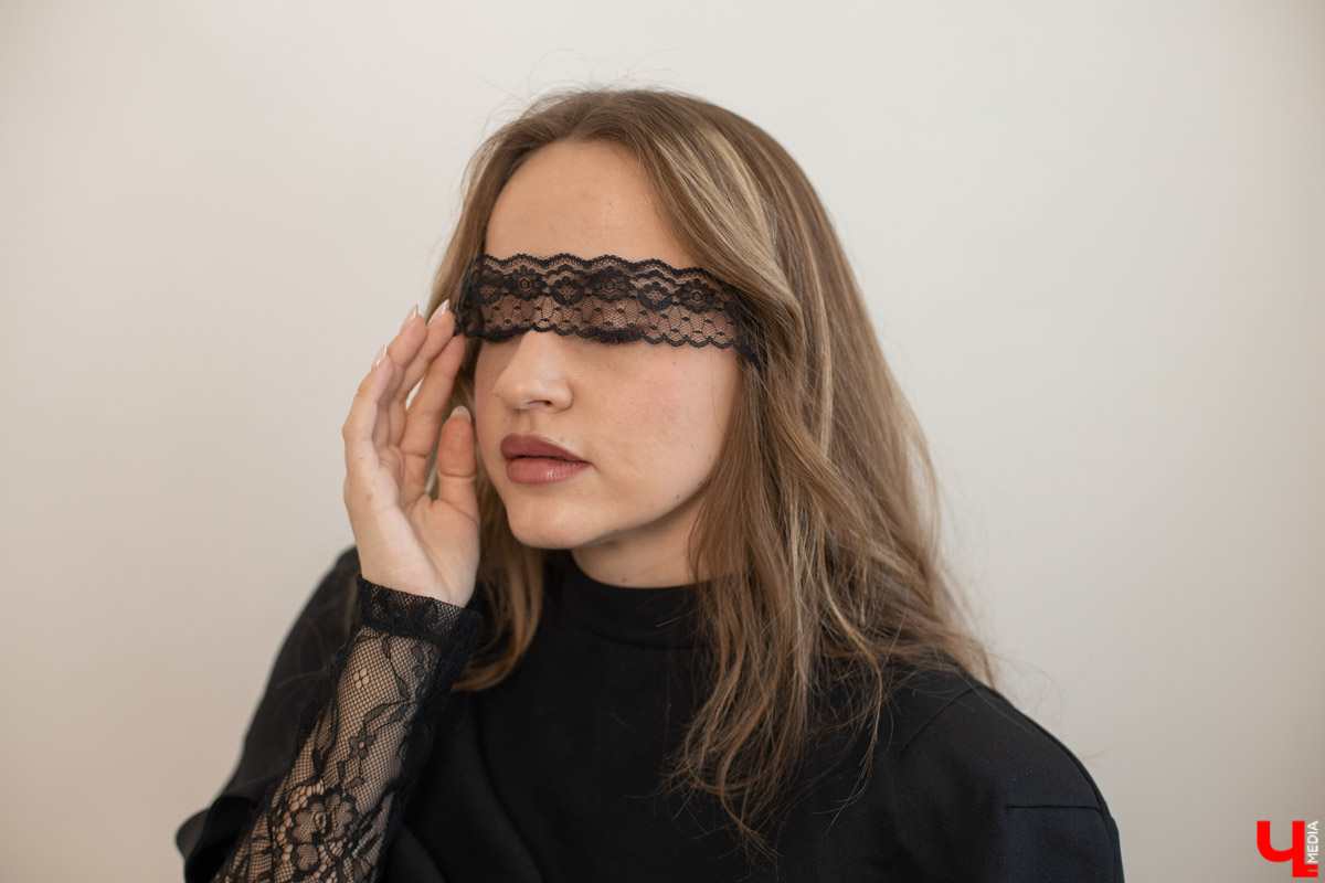 После нескольких лет, проведенных под эгидой тренда clean girl, девушки, как видно, соскучились по ярким эмоциям. Именно поэтому, по мнению стилиста Веры Поповиченко, в 2026-м в моде снова драма, сентиментальность и одежда, вызывающая неподдельные эмоции. И кружевные повязки на глаза, пожалуй, самый горячий хит сезона.
