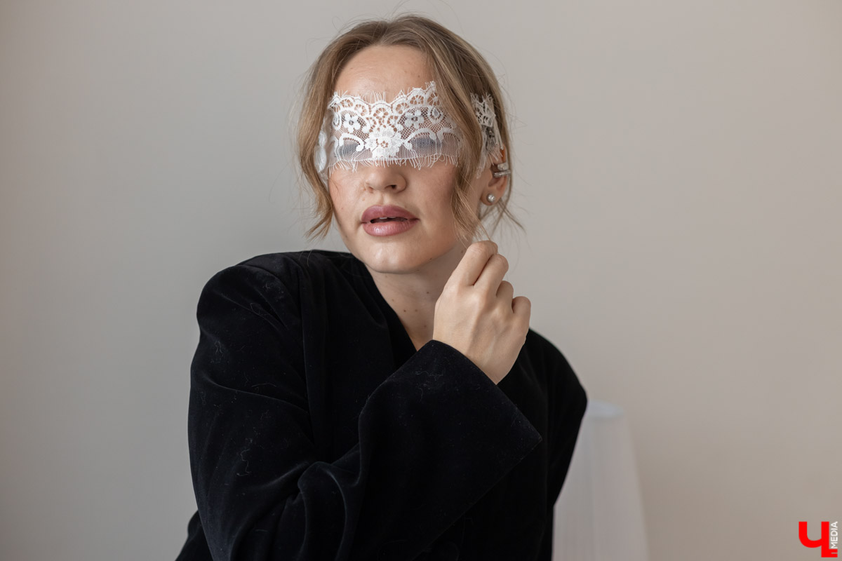 После нескольких лет, проведенных под эгидой тренда clean girl, девушки, как видно, соскучились по ярким эмоциям. Именно поэтому, по мнению стилиста Веры Поповиченко, в 2026-м в моде снова драма, сентиментальность и одежда, вызывающая неподдельные эмоции. И кружевные повязки на глаза, пожалуй, самый горячий хит сезона.