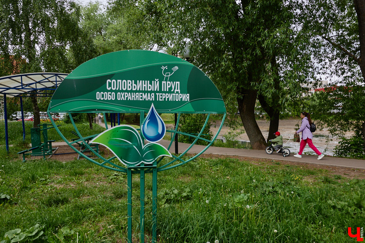 Русская пословица гласит: «Обещанного три года ждут», а потому очередные просрочки в благоустройстве Владимира уже мало кого удивляют. Однако на сей раз пропустили дедлайн по сдаче аж сразу три городских проекта. По какой причине вновь не рассчитали силы и когда ждать обновленных точек, разобрал «Ключ-Медиа».