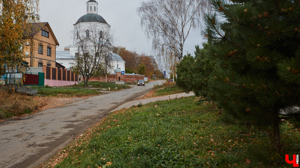 Села Красное и Доброе присоединились к Владимиру 76 лет назад. Это дало городу дополнительные 60 гектаров пространства, на которых выросли дома, поликлиники и больницы, швейная фабрика и многое другое. В наши дни это развитый и преображающийся район. Почему он стал так не похож на типичный «спальник» и как обновляется местная среда?