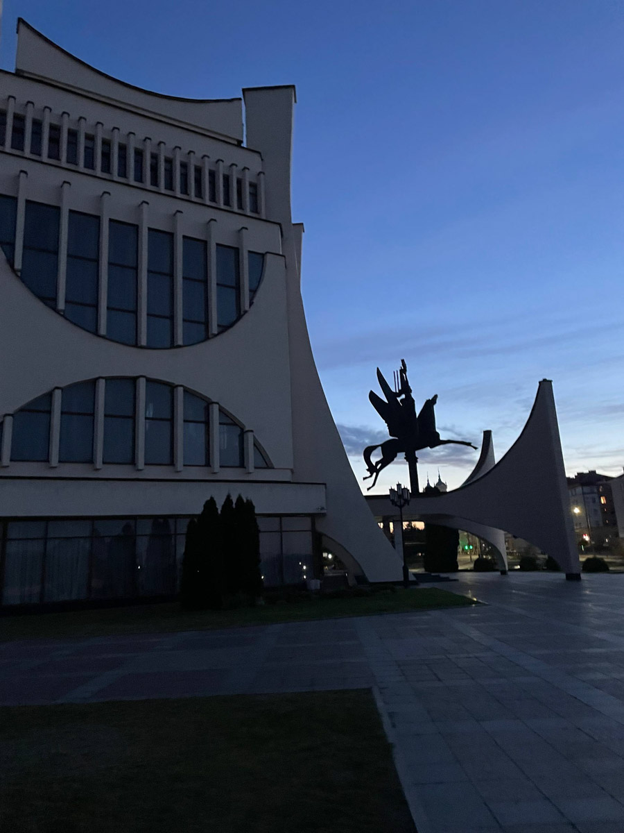 Гродно часто называют самым уютным и «европейским» местом Беларуси. История тут буквально на каждом углу! Именно здесь теперь пробует найти свое место под солнцем дизайнер из Владимира Карина Руфова. Она решилась на переезд в этот королевский город и рассказала «Ключ-Медиа» об изнанке жизни в соседней стране. Поговорили о ценах, работе и, конечно, белорусской вежливости.