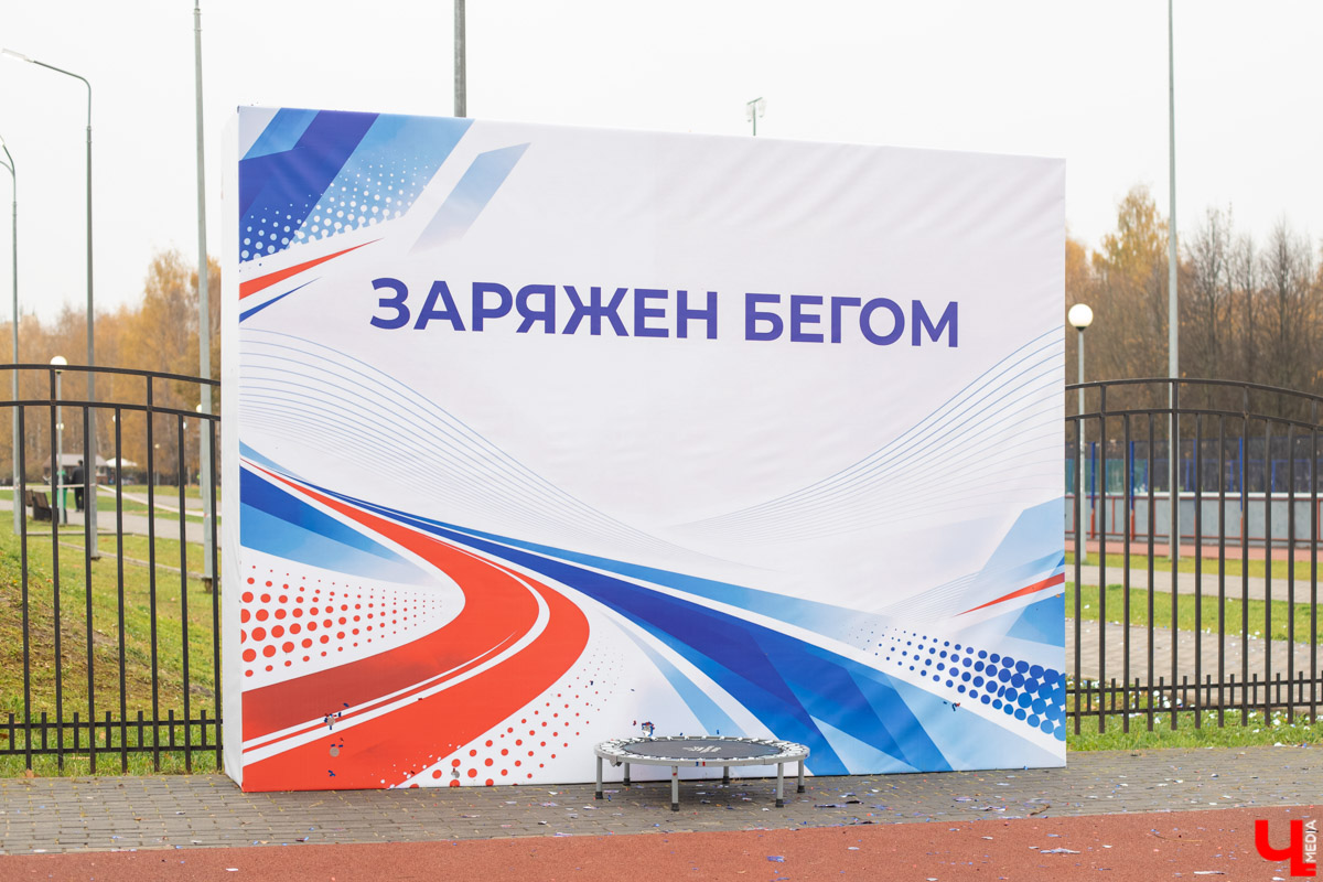 На дворе середина октября, но дождь и слякоть любителям заниматься физкультурой на свежем воздухе не помеха. Тем более в Добросельском парке распахнул свои двери давно обещанный горожанам беговой центр. А вот действительно ли он удобный и как с его появлением изменится спортивная жизнь владимирцев? «Ключ-Медиа» пообщался с экспертами.